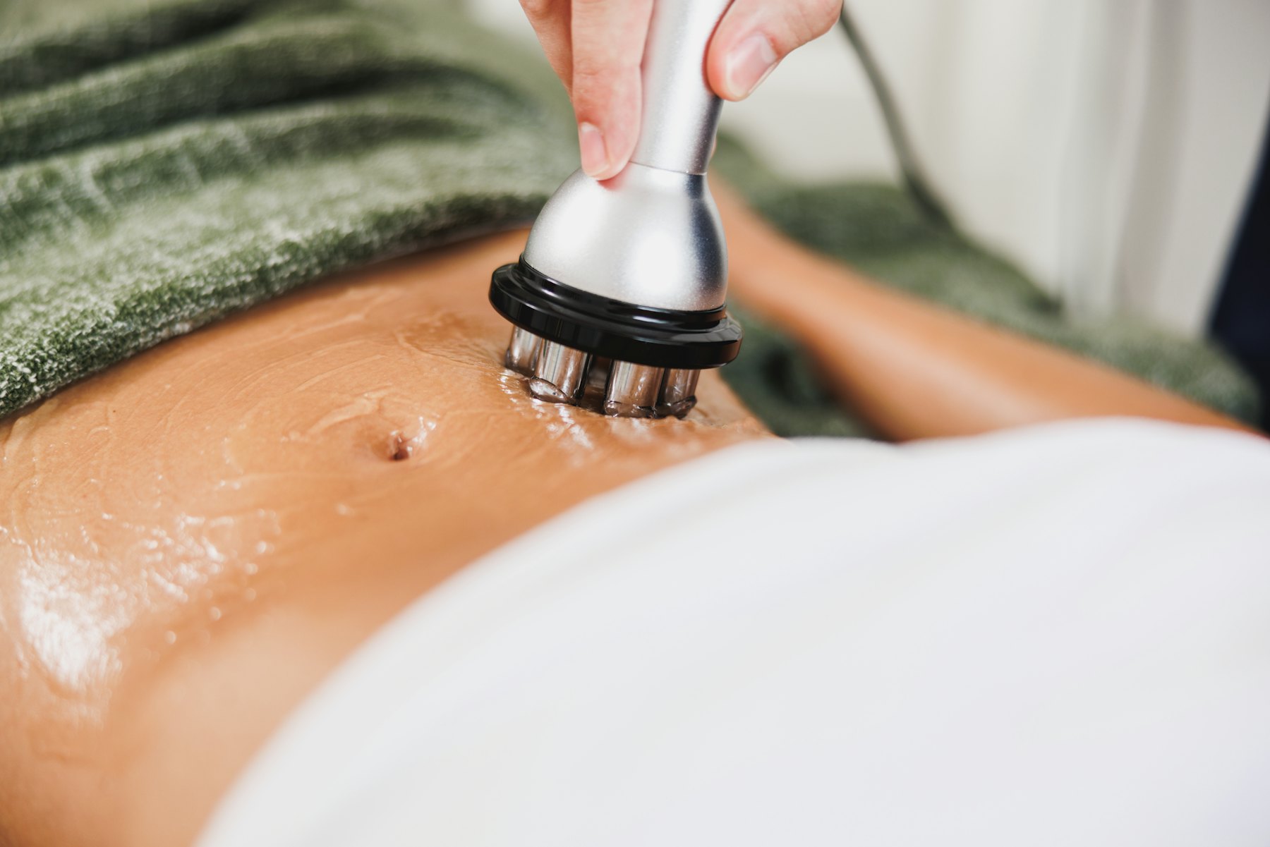 Tratamiento corporal con aparatología en el abdomen