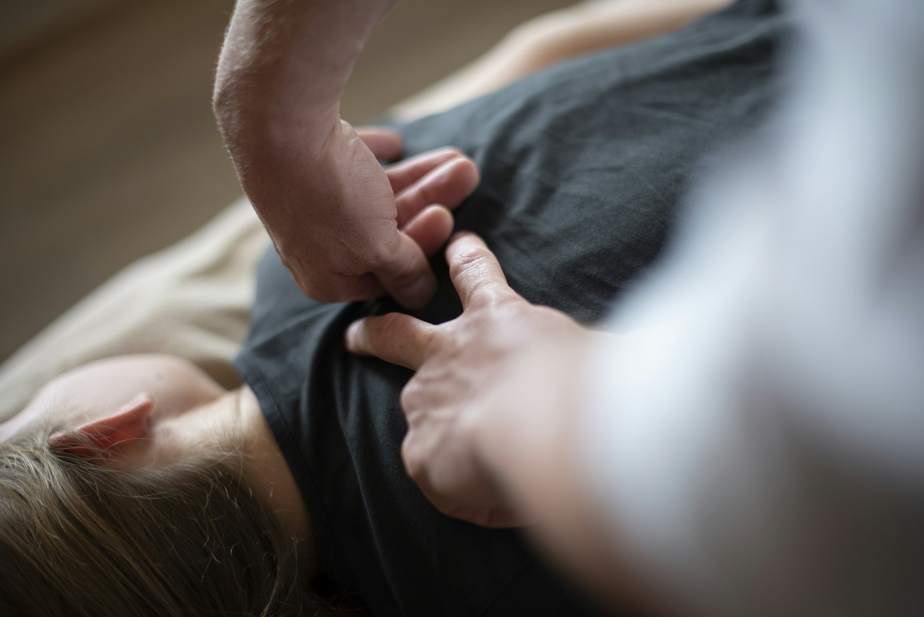 Fisioterapeuta trabajando la musculatura de la espalda